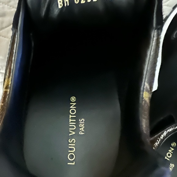 SOLD!!! ❤️❤️❤️LOOK. @@@ Authentic Louis Vuitton Black Runaway Sneakers @@@❤️❤️❤️ - Picture 16 of 16